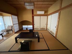 仙石原にあるSecret Garden Resort&Onsen秘密の花園箱根温泉別荘のテーブルとソファのあるリビングルーム