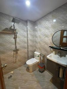 La salle de bains est pourvue de toilettes et d'un lavabo. dans l'établissement Senho Hotel, à Hô-Chi-Minh-Ville