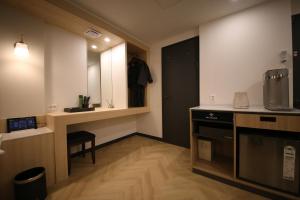 Zimmer mit einer Küche mit einem Waschbecken und einem Spiegel in der Unterkunft 25 Hotel in Uiwang