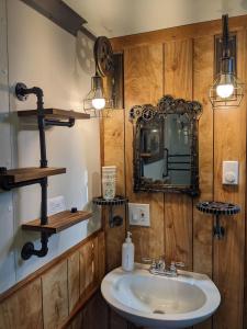 A bathroom at Olympic Railway Inn