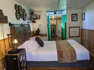 A bed or beds in a room at Olympic Railway Inn