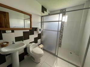 Koupelna v ubytování Hostal Alpachaca - New Quito Airport + 37 fotografií