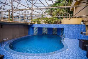 Bazén v ubytování Hotel 61 nebo v jeho okolí