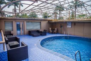 Hotel 61 في إيكيجا: مسبح كبير مع كراسي ومبنى