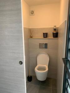 哥西爾的住宿－STUDIO O'KALM，一间小浴室,内设带盖子的卫生间