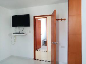 een kamer met een spiegel en een televisie aan de muur bij MALALA3 depa amoblado in Sincelejo