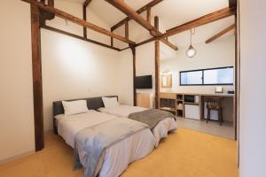 Postel nebo postele na pokoji v ubytování Traditional Apartment Takamatsu Guesthouse
