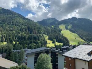 Uma vista da montanha tirada do apartamento 