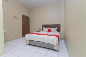RedDoorz near BG Junction Surabaya tesisinde bir odada yatak veya yataklar