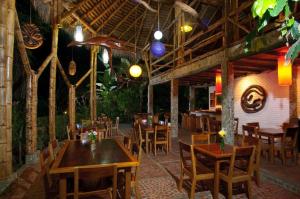 A restaurant or other place to eat at El Campito Lodge