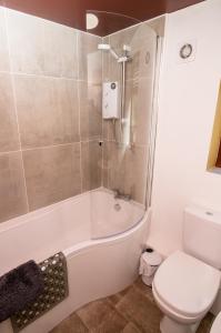 Ванная комната в Maltings House Cosy and Stylish 2 bedroom flat near the city centre with free parking and ensuite rooms