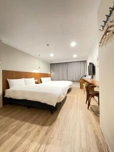 Postel nebo postele na pokoji v ubytování Yoshi Hotel - Tainan Station Branch + 37 fotografií