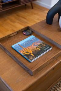 ein Buch auf einem Holztisch in der Unterkunft Westworld, TPC Golf, Hiking in Your Backyard! in Scottsdale