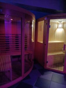 una piccola sauna con panchina in camera di villa oltremare resort a Bagheria