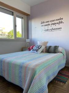 Una cama o camas en una habitación de Acogedor departamento 2 amb - Excelente ubicación