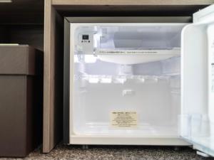 ein Kühlschrank mit offener Tür und einem Schild darin in der Unterkunft Super Hotel Kumamoto Ekimae Natural Hot Springs in Kumamoto + 24 Fotos