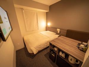 Ein Bett oder Betten in einem Zimmer der Unterkunft Super Hotel Kumamoto Ekimae Natural Hot Springs