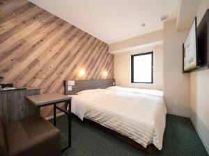 Ein Bett oder Betten in einem Zimmer der Unterkunft Super Hotel Kumamoto Ekimae Natural Hot Springs
