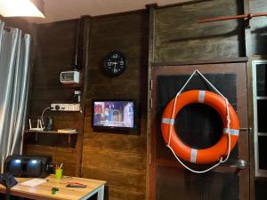 TV a/nebo společenská místnost v ubytování Qimmy Riverside Floating Cabin