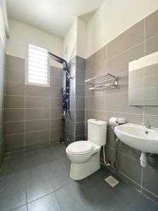 un baño con inodoro y lavabo en Desaru Vacation Home KTV-BBQ-Netlfix-Games Near WaterPark, en Kampung Tanjung Agas