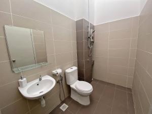 un baño con inodoro y lavabo en Desaru Vacation Home KTV-BBQ-Netlfix-Games Near WaterPark, en Kampung Tanjung Agas 9 fotos más
