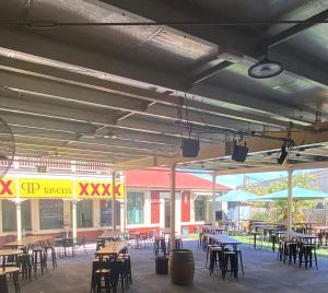 eine leere Terrasse mit Tischen, Stühlen, Tischen und Chairsktop in der Unterkunft Queensport Tavern And Motel in Brisbane