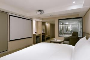 Postel nebo postele na pokoji v ubytování Spring Rhapsody Hotel