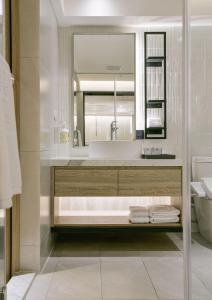 bagno con lavandino e specchio di Spring Rhapsody Hotel a Taichung