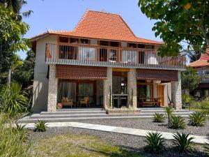 a house with an orange roof and a patio at Diamond Beach Villas in Nusa Penida