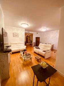 salon z 2 białymi kanapami i stołem w obiekcie Monaco border villa Maria w mieście Beausoleil