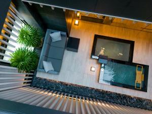 an overhead view of a swimming pool in a hotel room at HOTELみなと-MINATO- in Tokyo