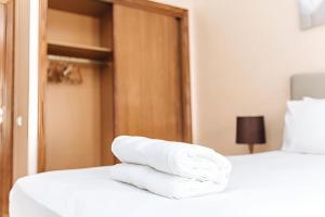 Una cama o camas en una habitación de STUDIO HAUT STANDING A RACINE near twin center