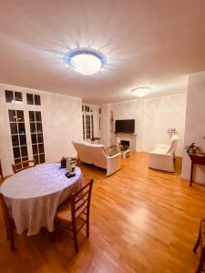 salon ze stołem i kanapą w obiekcie Monaco border villa Maria w mieście Beausoleil