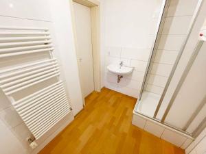un piccolo bagno con lavandino e specchio di Fully Equipped Spacious Worker Apartment a Apolda