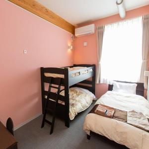 Poschodová posteľ alebo postele v izbe v ubytovaní Ogal Inn