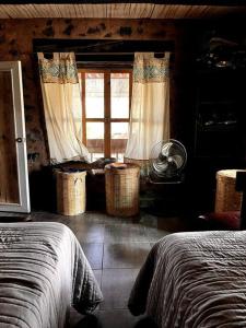 um quarto com uma cama e uma janela em Casa Corazón em Celaya