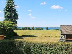 スベンボーにある8 person holiday home in Svendborgの木と家の畑の眺め