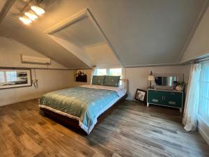 ein Schlafzimmer mit einem Bett in einem Zimmer in der Unterkunft Artist and Flower Pension in Namhae