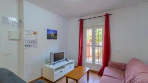 un soggiorno con un divano e una TV di Chalet Islantilla Costa de la Luz Isla Cristina by Ruralidays a Isla Cristina