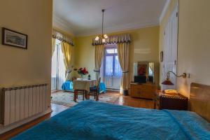 a bedroom with a bed and a table with a blue blanket at Hotel Sintra Jardim in Sintra