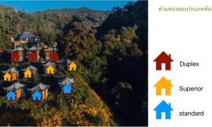 een huis op een heuvel met pijlen naar boven gericht bij Twins Farm Resort in Mae Salong