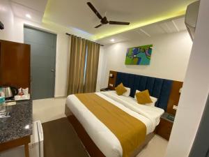 Hotel Shiva Yog Sthal客房内的一张或多张床位