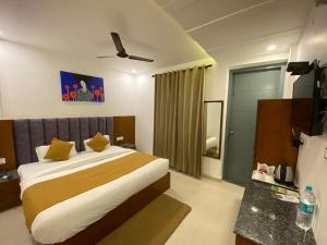 Hotel Shiva Yog Sthal客房内的一张或多张床位