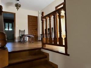 una escalera en una casa con una mesa y una silla en EL RECREO, en Mojados