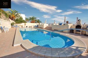 - une piscine au milieu d'un complexe dans l'établissement One of a kind villa with WI-FI, Private pool & BBQ by 360 Estates, à Mellieħa