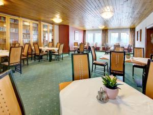 Reštaurácia alebo iné gastronomické zariadenie v ubytovaní Chalet on Zettersfeld with Dolomites Views
