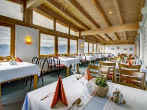 Restaurace v ubytování Chalet on Zettersfeld with Dolomite Views