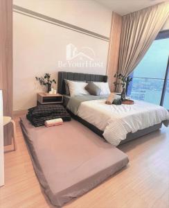 - une chambre avec 2 lits et une grande fenêtre dans l'établissement Continew Residences Kuala Lumpur, à Kuala Lumpur