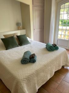 ein Schlafzimmer mit einem Bett mit Handtüchern darauf in der Unterkunft Villa Domaine Font Mourrier in Cogolin