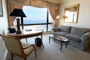 Posezení v ubytování InterContinental Phoenicia Beirut by IHG